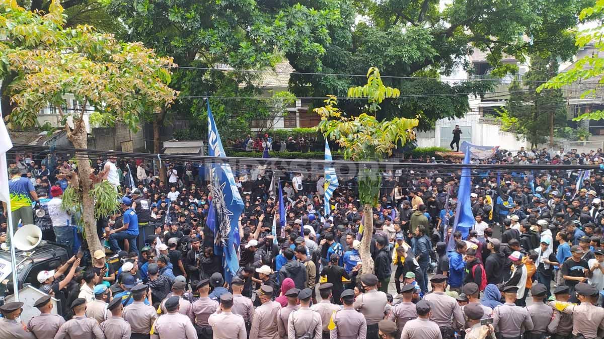 Bobotoh gelar aksi di Graha Persib, terkait tiket kandang Persib. Foto: Arif Rahman/INDOSPORT Copyright: © Arif Rahman/INDOSPORT