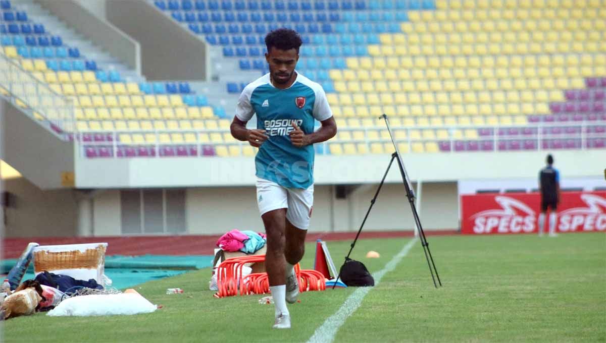 Yakob Sayuri saat berlatih di Stadion Manahan Solo. Foto: Nofik Lukman Hakim/INDOSPORT Copyright: © Nofik Lukman Hakim/INDOSPORT