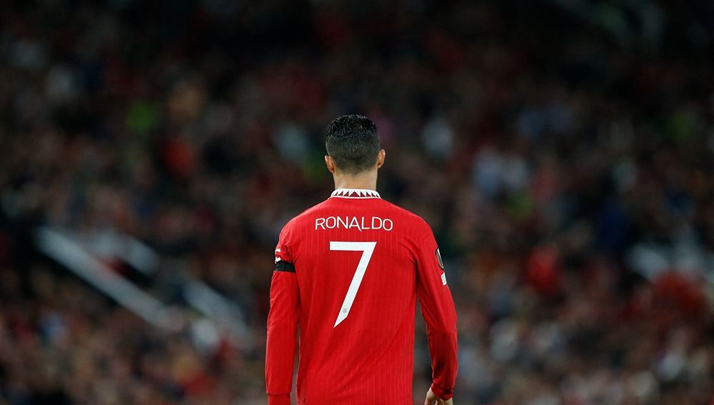 Jersey terakhir yang dikenakan bintang Manchester United, Cristiano Ronaldo, laku dalam proses lelang dengan harga Rp 725 juta. Copyright: © Reuters/Craig Brough