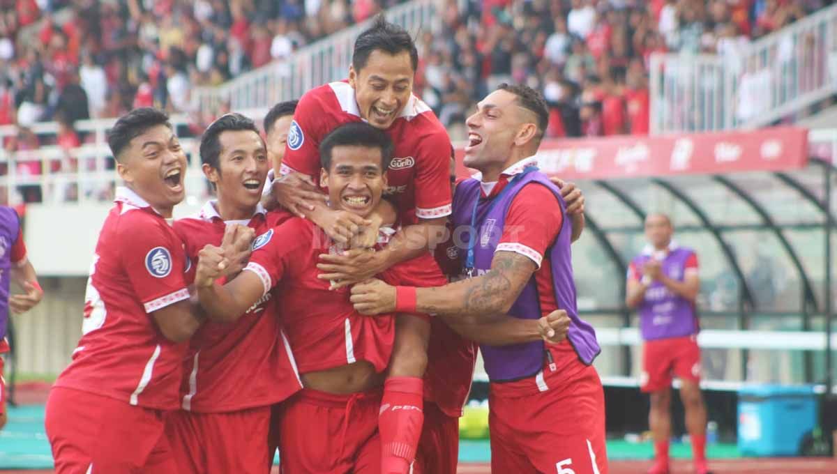 Selebrasi gol Irfan Jauhari usai mencetak gol ke gawang PSM Makassar pada lanjutan Liga 1. Foto: Nofik Lukman Hakim/INDOSPORT Copyright: © Nofik Lukman Hakim/INDOSPORT