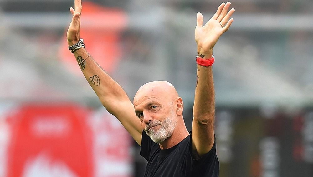 Pelatih AC Milan, Stefano Pioli pun langsung membuat rencana agar timnya dapat melaju ke babak 16 besar dengan mudah. Copyright: © Reuters/Daniele Mascolo