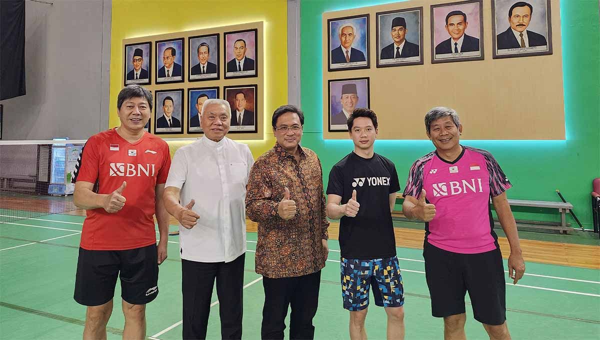 Pascaperdamaian antara Herry IP dan Kevin Sanjaya, pemandangan menyejukkan terlihat kala Fajar Alfian pamer foto full senyum bersama atlet ganda putra PBSI. Copyright: © PBSI