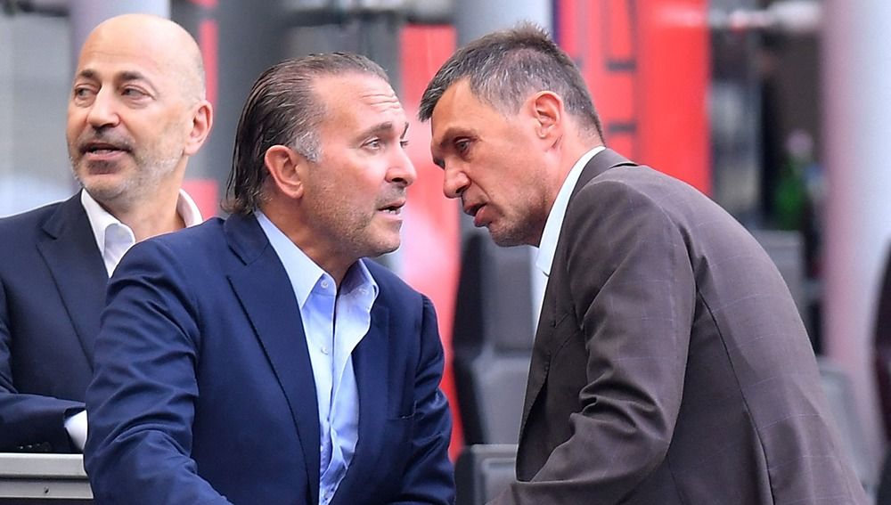 Dua sosok penting di tubuh AC Milan, Paolo Maldini dan Gerry Cardinale, dikabarkan bersitegang karena RedBird tak kabulkan permintaan transfer klub. Copyright: © Reuters/Daniele Mascolo