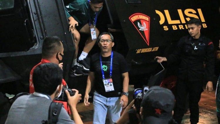 Pelatih Persebaya Surabaya, Aji Santoso, terlihat keluar dari kendaraan rantis saat memasuki area markas Arema FC, Stadion Kanjuruhan. Copyright: © Ian Setiawan/INDOSPORT