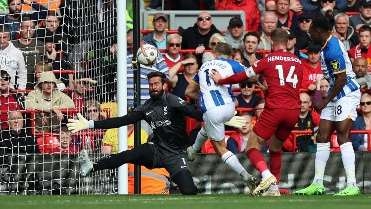 Aksi Alisson Becker menepis tendangan Leandro Trossard di laga Liverpool vs Brighton (01/10/22). (Foto: REUTERS/Phil Noble) Copyright: © REUTERS/Phil Noble