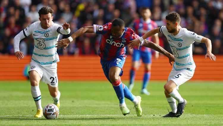 Jordan Ayew (tengah) dikepung Ben Chilwell dan Jorginho di laga Crystal Palace vs Chelsea (01/10/22). (Foto: REUTERS/Hannah Mckay) Copyright: © REUTERS/Hannah Mckay