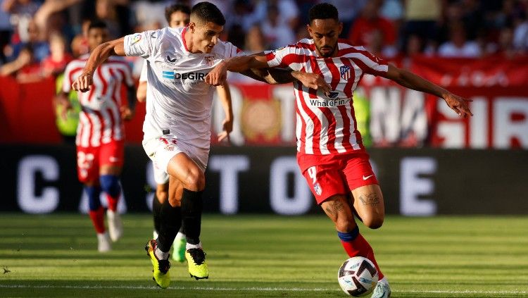 Erik Lamela (kiri) berduel dengan Matheus Cunha di laga Sevilla vs Atletico Madrid (01/10/22). (Foto: REUTERS/Marcelo Del Pozo) Copyright: © REUTERS/Marcelo Del Pozo