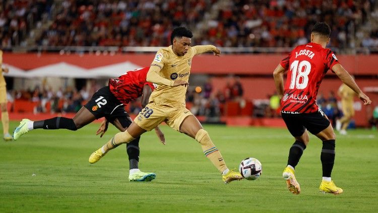 Aksi Alex Balde di laga Mallorca vs Barcelona (02/10/22). (Foto: REUTERS/Vincent West) Copyright: © REUTERS/Vincent West