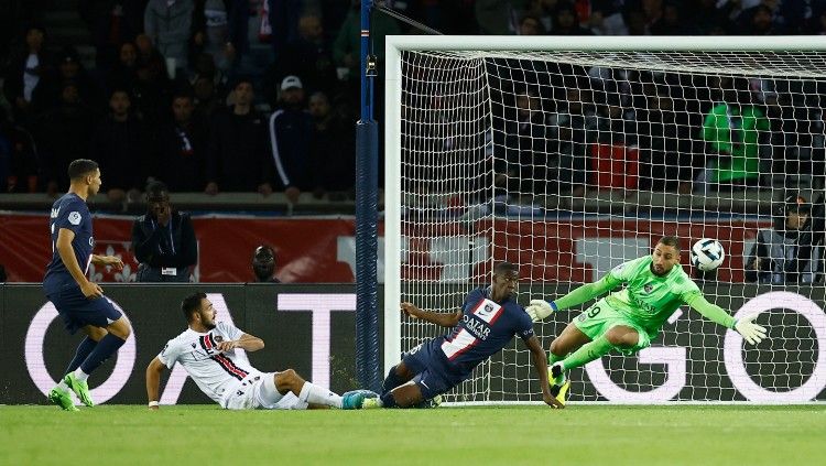 Proses gol OGC Nice ke gawang PSG yang dicetak oleh Gaetan Laborde (02/10/22). (Foto: REUTERS/Christian Hartmann) Copyright: © REUTERS/Christian Hartmann