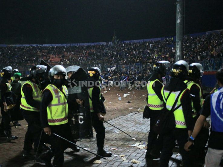 Kerusuhan suporter usai laga Arema FC vs Persebaya pada Liga 1 pekan ke-11 di Stadion Kanjuruhan, Malang, Sabtu (01/10/22) malam. Copyright: © Ian Setiawan/INDOSPORT