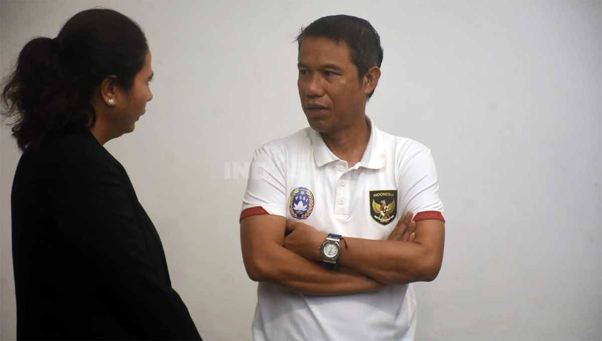 Sekjen PSSI, Yunus Nusi (kanan) didampingi oleh Wasekjen PSSI, Maaike Ira Puspita. Copyright: © Herry Ibrahim/INDOSPORT