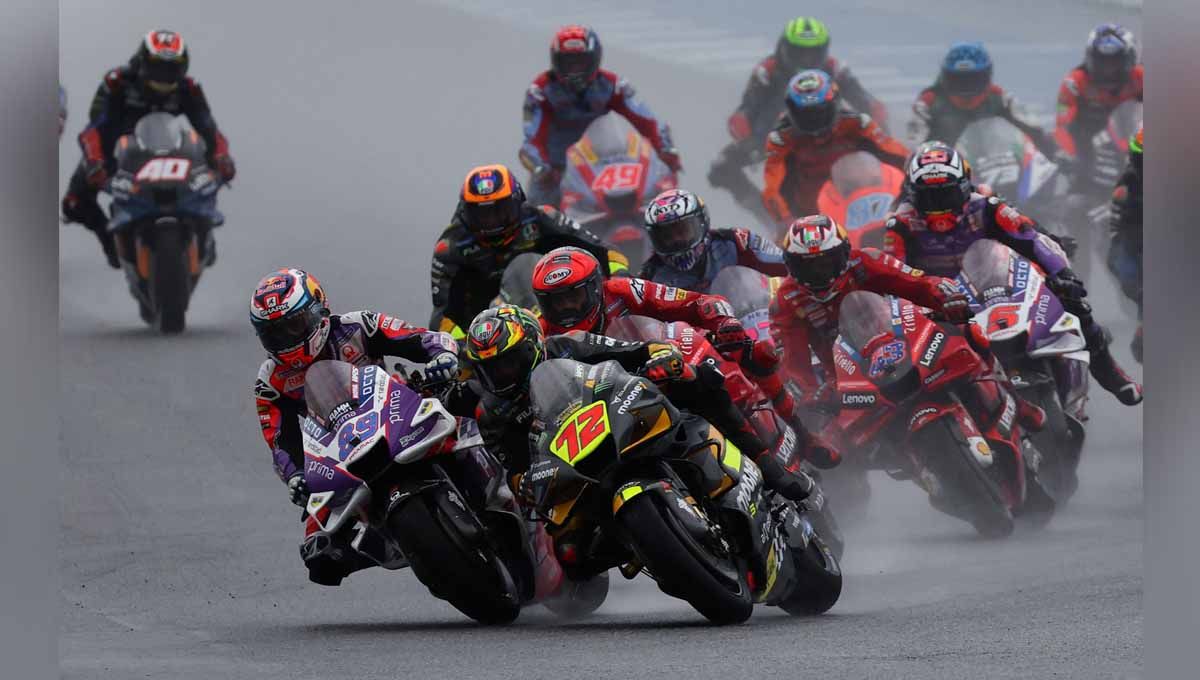 Pembalap MotoGP Jorge Martin dari Pramac Racing dan Marco Bezzecchi dari Mooney VR46 Racing Team beraksi di awal balapan di Sirkuit Internasional Chang, Buriram, Thailand, Minggu (02/10/22). Foto: REUTERS/Athit Perawongmetha Copyright: © REUTERS/Athit Perawongmetha