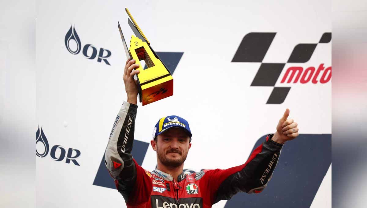 Pembalap Ducati Lenovo Jack Miller merayakan di podium dengan trofi setelah finis kedua Sirkuit Internasional Chang, Buriram, Thailand, Minggu (02/10/22). Foto: REUTERS/Athit Perawongmetha Copyright: © REUTERS/Athit Perawongmetha