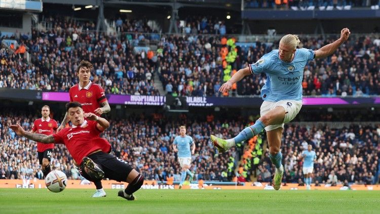 Erling Haalad (kanan) saat mencetak hattrick di laga Manchester City vs Manchester United. Kedua tim akan kembali bertemu di final Piala FA 2023. (Foto: REUTERS/Phil Noble) Copyright: © REUTERS/Phil Noble