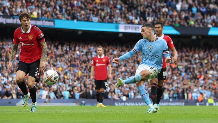 Phil Foden (kanan) mencetak Hattrick-nya di laga Man City vs Man United (02/10/22). (Foto: REUTERS/Phil Noble) Copyright: © REUTERS/Phil Noble