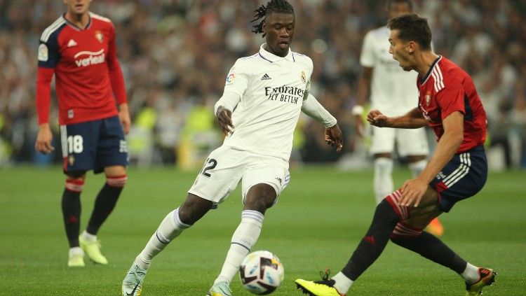 Aksi Eduardo Camavinga (kiri) di laga Real Madrid vs Osasuna (03/10/22). (Foto: REUTERS/Isabel Infantes) Copyright: © REUTERS/Isabel Infantes