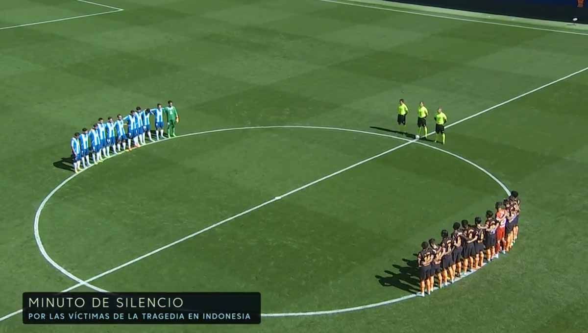 Berikut momen satu menit mengheningkan cipta atau One Minute Silence di kompetisi Liga Spanyol untuk menghormati korban tragedi Kanjuruhan.  Foto: Twitter@LaLigaID Copyright: © Twitter@LaLigaID