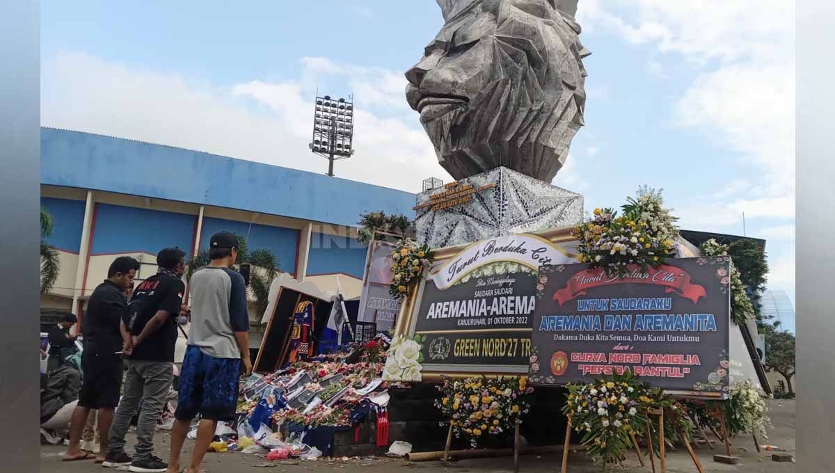 Warga saat berdoa di depan Patung Singa Tegar Jawara. Foto: Ian Setiawan/INDOSPORT Copyright: © Ian Setiawan/INDOSPORT