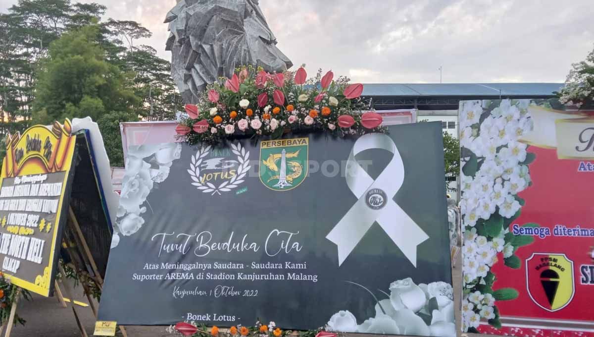 Karangan bunga dari Persebaya Surabaya. Foto: Ian Setiawan/INDOSPORT Copyright: © Ian Setiawan/INDOSPORT