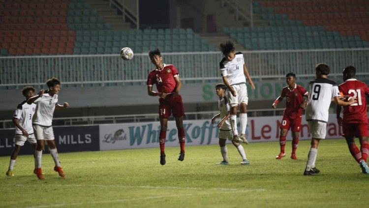 Aksi di laga Guam vs Timnas Indonesia U-17 (03/10/22). (Foto: Herry Ibrahim/INDOSPORT) Copyright: © Herry Ibrahim/INDOSPORT