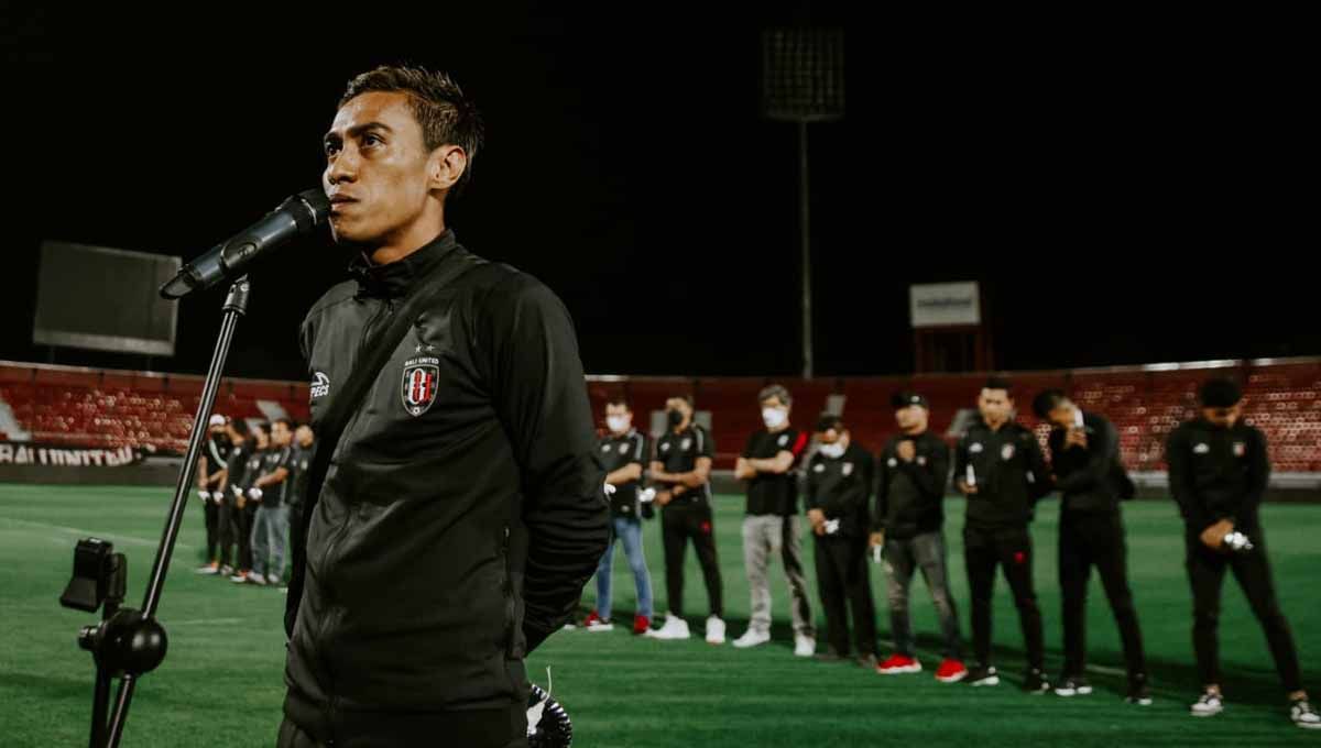 Doa bersama tim Bali United bersama suporter di Stadion Kapten I Wayan Dipta Gianyar, Senin (3/10/22). (Foto: Bali United) Copyright: © Bali United