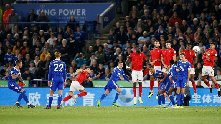 James Maddison mencetak gol melalui tendangan bebas di laga Leicester City vs Nottingham Forest (04/10/22). (Foto: REUTERS/Craig Brough) Copyright: © REUTERS/Craig Brough