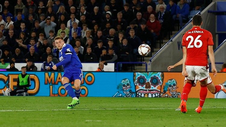 Harvey Barnes melepaskan tembakan yang berujung gol di laga Leicester City vs Nottingham Forest (04/10/22). (Foto: Reuters/Jason Cairnduff) Copyright: © Reuters/Jason Cairnduff