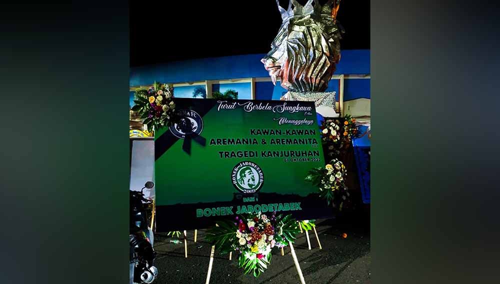 Bonek Jabodetabek Sambangi Stadion Kanjuruhan Malang untuk Beri Karangan Bunga dan Doa, Senin (03/10/22). (Foto: Bonek Jabodetabek) Copyright: © Bonek Jabodetabek