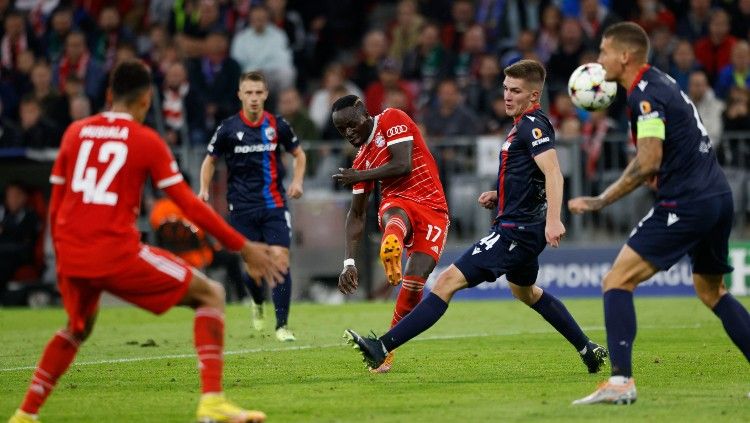 Sadio Mane melepaskan tembakan berbuah gol di laga Bayern Munchen vs Viktoria Plzen (04/10/22). (Foto: REUTERS/Michaela Rehle) Copyright: © REUTERS/Michaela Rehle