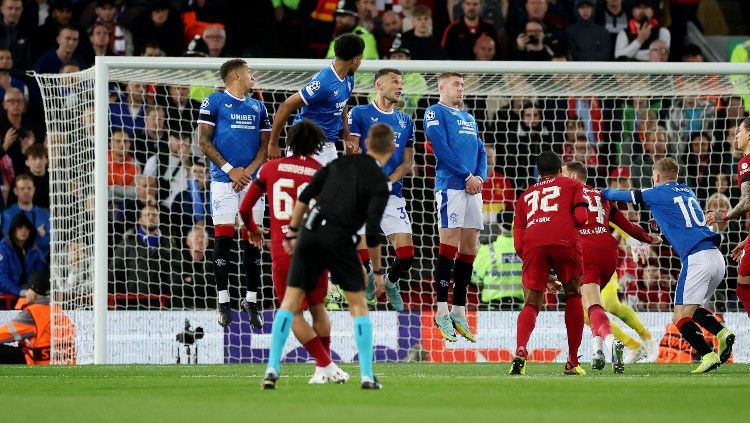 Trent Alexander-Arnold mencetak gol via tendangan bebas di laga Liverpool vs Rangers FC (05/10/22). (Foto: REUTERS/Phil Noble) Copyright: © REUTERS/Phil Noble