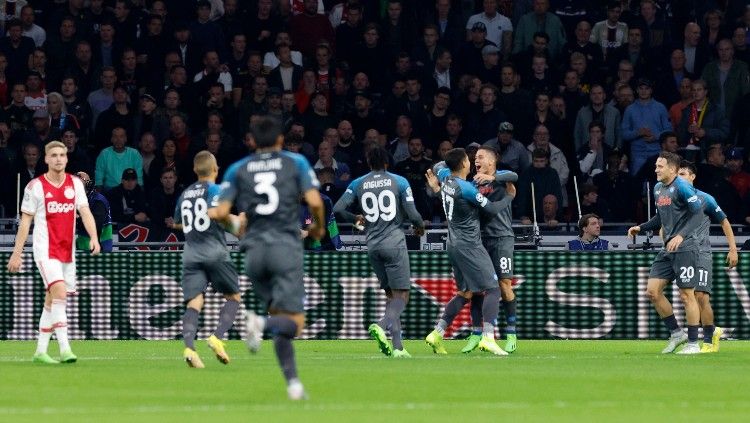 Para pemain Napoli merayakan gol Giacomo Raspadori ke gawang Ajax (05/10/22). (Foto: REUTERS/Piroschka Van De Wouw) Copyright: © REUTERS/Piroschka Van De Wouw