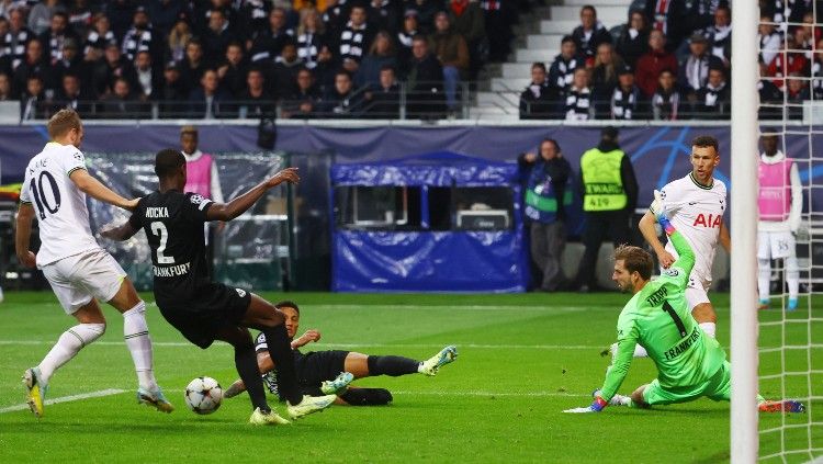 Aksi Harry Kane di laga Eintracht Frankfurt vs Tottenham Hotspur (05/10/22). (Foto: REUTERS/Kai Pfaffenbach) Copyright: © REUTERS/Kai Pfaffenbach