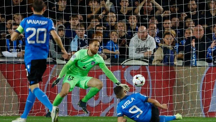 Aksi Jan Oblak di laga Club Brugge vs Atletico Madrid (05/10/22). Foto: REUTERS/Yves Herman. Copyright: © REUTERS/Yves Herman