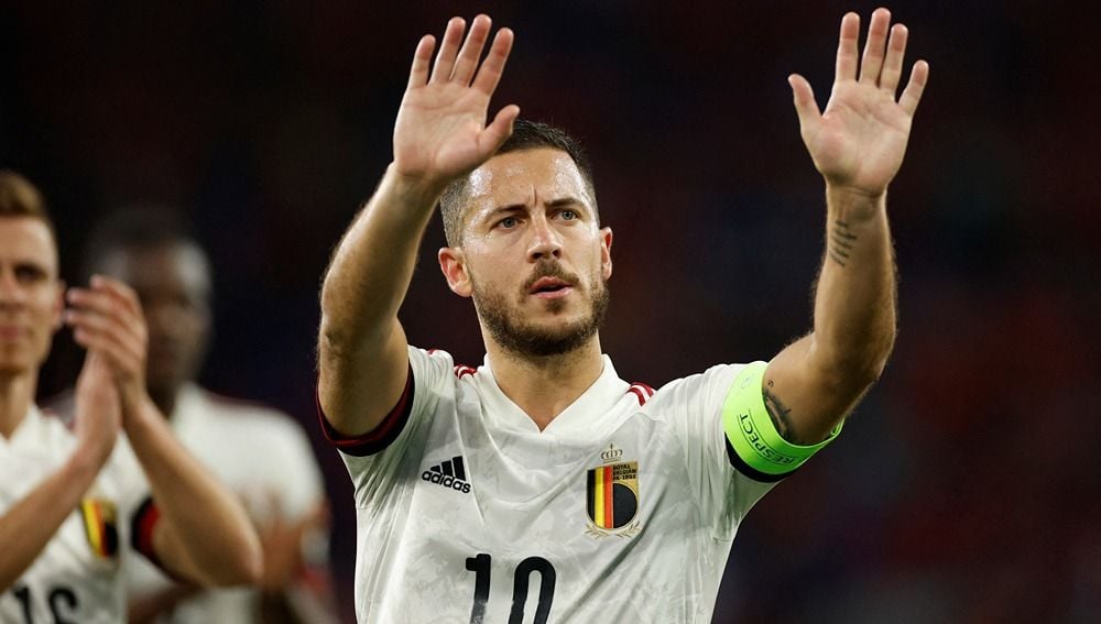 Eden Hazard semakin menambah sorotan negatif pada Belgia di ajang Piala Dunia 2022 usai menolak ajakan foto seorang wartawan. Copyright: © Reuters/John Sibley