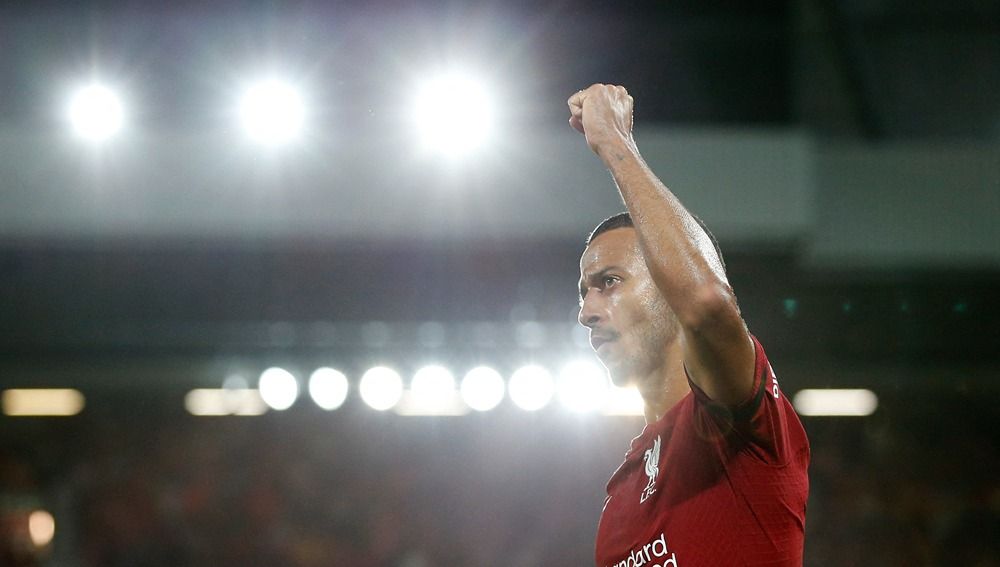 Thiago Alcantara menjadi salah satu pemain Liverpool yang tempati double-pivot bersama Fabinho. Copyright: © Reuters/Ed Sykes