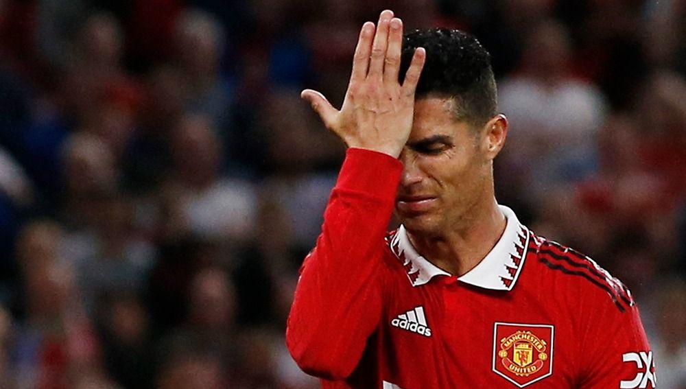 Bayern Munchen angkat tangan, Cristiano Ronaldo terancam menggelandang seusai roasting klub Liga Inggris (Premier League), Manchester United. Copyright: © Reuters/Craig Brough