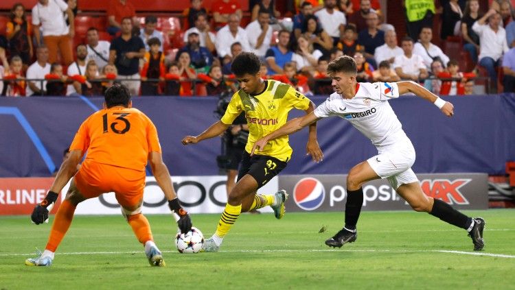 Aksi Karim Adeyemi di laga Sevilla vs Dortmund. (Foto: REUTERS/Marcelo Del Pozo) Copyright: © REUTERS/Marcelo Del Pozo