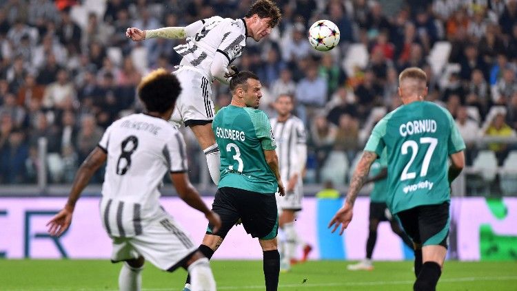 Aksi Dusan Vlahovic di laga Juventus vs Maccabi Haifa (06/10/22). (Foto: REUTERS/Massimo Pinca) Copyright: © REUTERS/Massimo Pinca