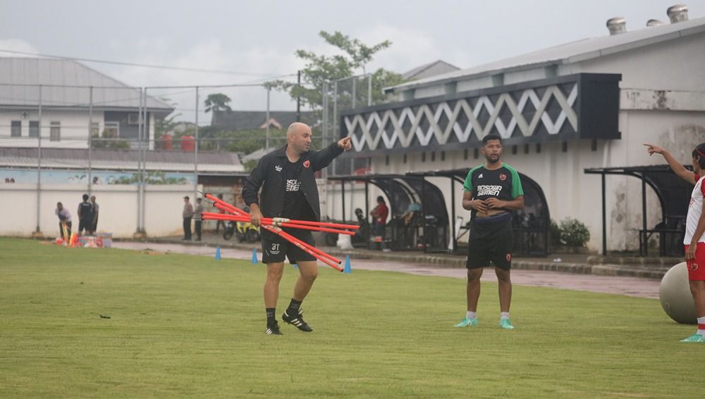 Pelatih PSM Makassar, Bernardo Tavares, tetap menggelar latihan di Stadion Kalegowa, Kabupaten Gowa, Rabu (05/10/22) meski BRI Liga 1 2022/23 ditunda. Copyright: © INDOSPORT/Adriyan Adirizky R