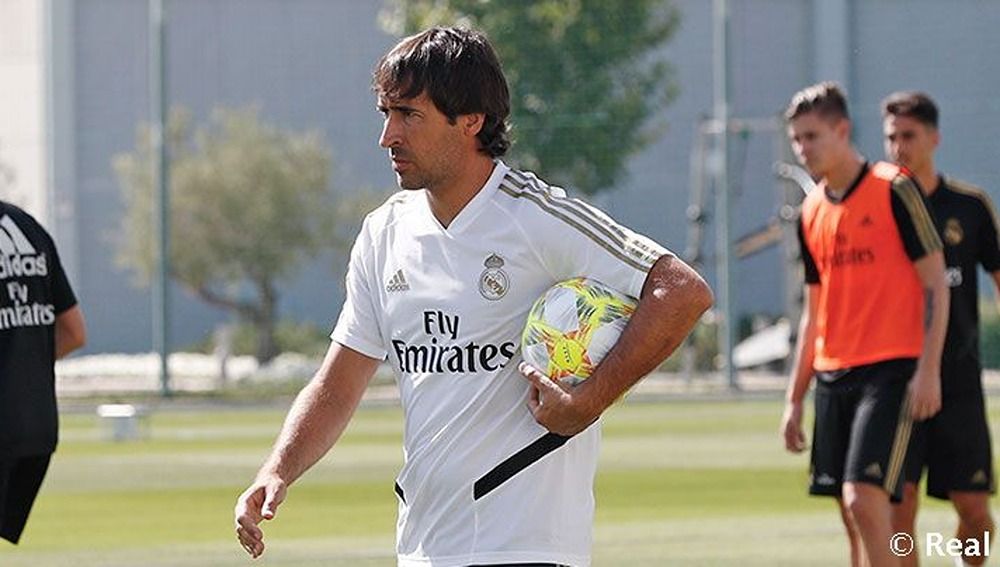 Raul Gonzalez saat menangani Real Madrid Castilla Copyright: © Website Real Madrid