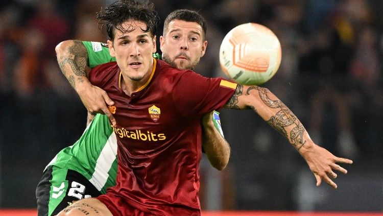 Nicolo Zaniolo berduel dengan Aitor Ruibal di laga AS Roma vs Real Betis (07/10/22). (Foto: REUTERS/Alberto Lingria) Copyright: © REUTERS/Alberto Lingria