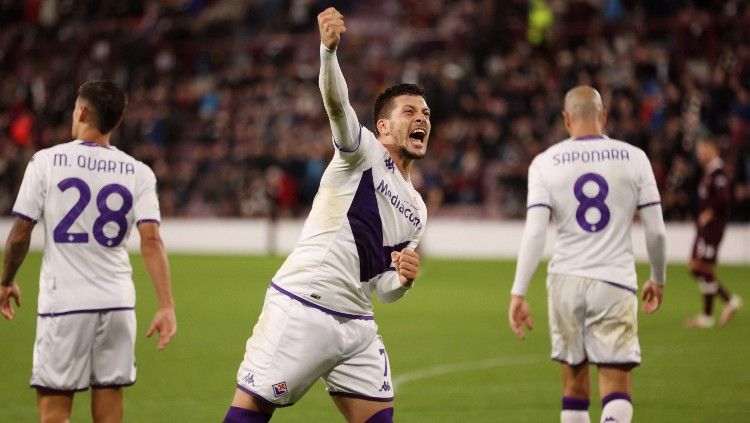 Selebrasi Luka Jovic usai mencetak gol di laga kontra Hearts (07/10/22). (Foto: REUTERS/Russell Cheyne) Copyright: © REUTERS/Russell Cheyne