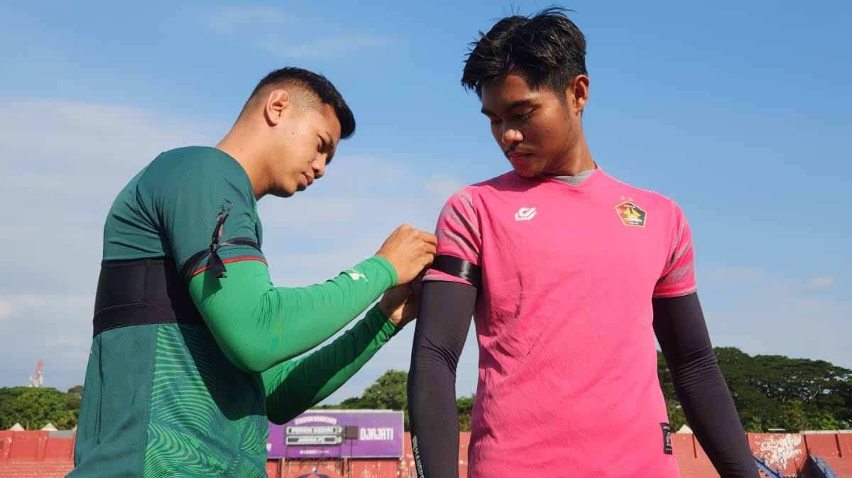 Pemain persik menggunakan pita hitam selama berlatih. Foto: MO Persik Kediri Copyright: © MO Persik Kediri