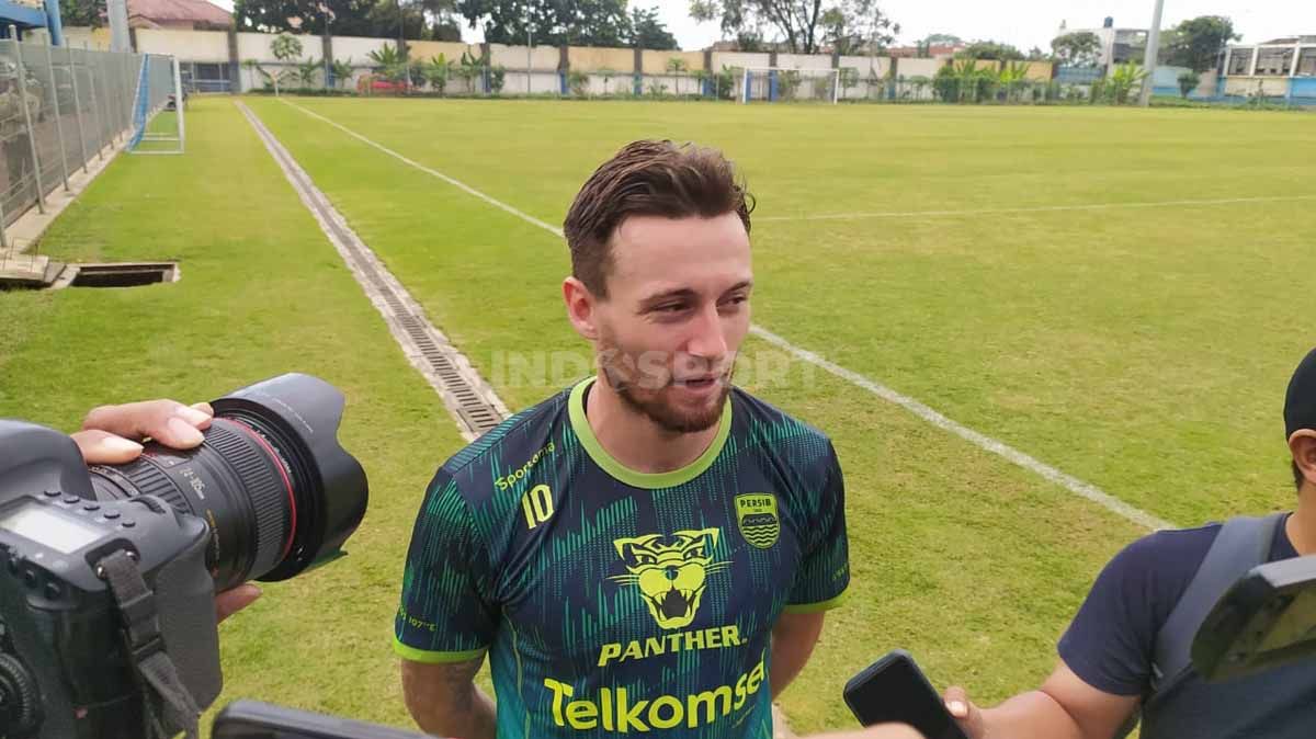 Gelandang Persib, Marc Klok, saat diwawancarai usai latihan. Copyright: © Arif Rahman/INDOSPORT