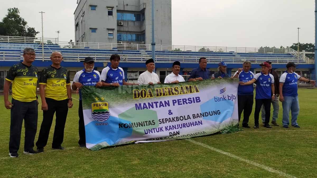 Mantan pemain Persib, gelar doa bersama di Stadion Persib, Jalan Ahmad Yani, Kota Bandung, Jumat (07/10/22), untuk korban tragedi Stadion Kanjuruhan, Malang. Copyright: © Arif Rahman/INDOSPORT