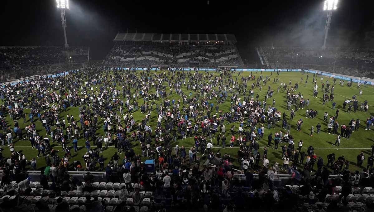 Gas air mata makan korban di Liga Argentina. (Foto: REUTERS/Jose Brusco) Copyright: © Foto: REUTERS/Jose Brusco