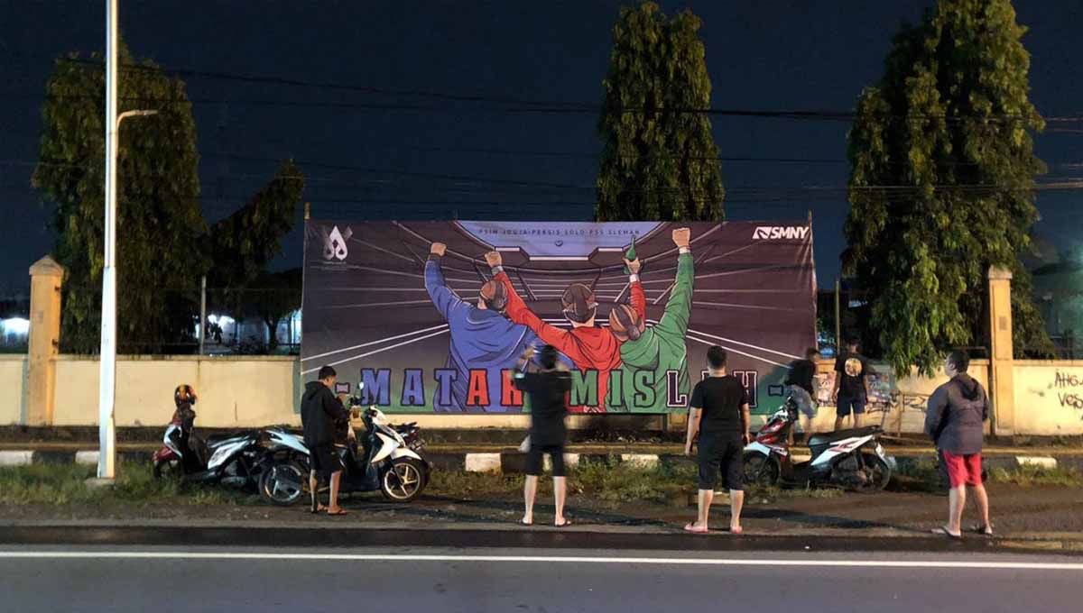 Baliho perdamaian Persis Solo, PSIM Yogyakarta, dan PSS Sleman. Copyright: © Dok Pasoepati