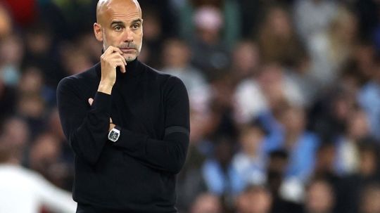Pelatih Manchester City, Pep Guardiola saat menemati timnya di Liga Champions melawan Borussia Dortmund Copyright: © Reuters/Carl Recine