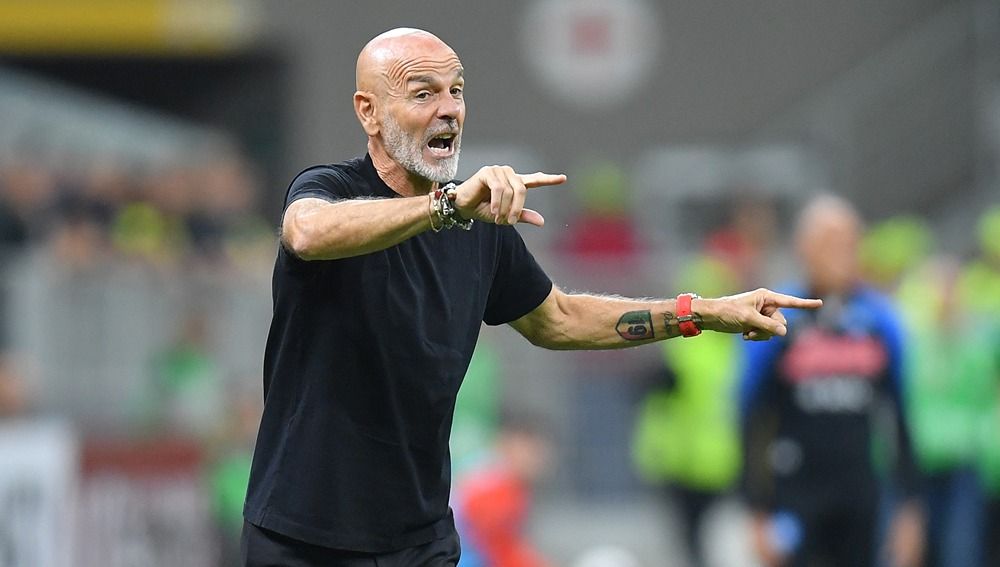 Manajemen klub Liga Italia (Serie A), AC Milan, adakan inspeksi mendadak ke Milanello, nasib Stefano Pioli sudah ditentukan. Copyright: © Reuters/Daniele Mascolo