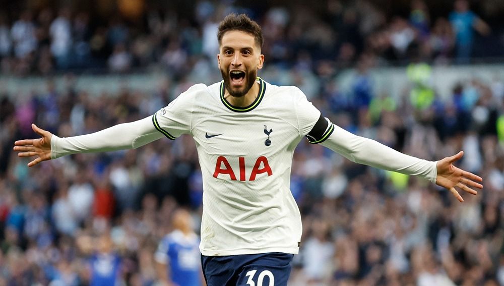 Rodrigo Bentancur saat laga Liga Inggris antara Leicester City vs Tottenham Hotspur Copyright: © Reuters/Peter Cziborra